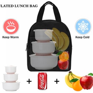 Puede incluir: Bolsa de almuerzo aislada negra con cierre de cremallera. La bolsa est&aacute; llena de una lata de Coca-Cola, pl&aacute;tanos, naranjas y manzanas. Tambi&eacute;n hay tres recipientes blancos con tapas dentro de la bolsa. La bolsa tiene un asa y est&aacute; dise&ntilde;ada para mantener los alimentos calientes o fr&iacute;os.