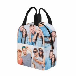 Puede incluir: Una bolsa de almuerzo en blanco y negro con un collage de fotos de personas sonriendo y haciendo muecas. La bolsa tiene un cierre de cremallera y dos asas negras.