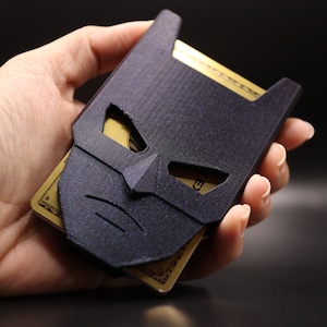 Organizador rígido para tarjetas de crédito y documentos de identidad Dark Knight MANO Wallet™ (capacidad para hasta 10 tarjetas) - 2 opciones de color