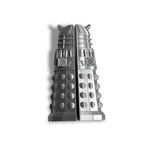 Könnte beinhalten: Ein graues, 3D-gedrucktes Dalek-Modell, vertikal geteilt. Das Modell hat einen zylindrischen Körper mit zahlreichen runden Erhebungen, eine abgeschrägte Basis und einen detaillierten oberen Abschnitt mit zwei antennenartigen Vorsprüngen. Auf weißem Hintergrund.