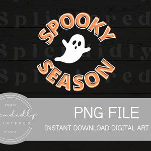 以下が含まれることがあります： オレンジと白で「SPOOKY SEASON」の文字と白いお化けのグラフィックが入ったデジタルアートファイル。デザインは黒い木製の背景にあります。画像には「PNG FILE」と「INSTANT DOWNLOAD DIGITAL ART FILES」の文字も含まれています。