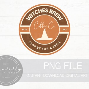 以下が含まれることがあります： 「Witches Brew Coffee Co.」と「ESTD 2012」の文字と、魔女の帽子と「Stop by for a spell」の文字が書かれた、茶色とオレンジ色の円形のロゴです。