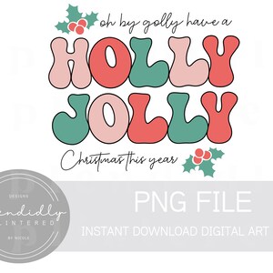 以下が含まれることがあります： 「oh by golly have a HOLLY JOLLY Christmas this year」というレトロなスタイルのグラフィックを特徴とするデジタルアートファイル。グラフィックはピンク、赤、緑で、ヒイラギの枝が描かれています。
