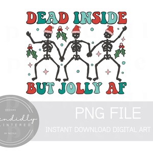 以下が含まれることがあります： レトロなフォントで「Dead Inside But Jolly AF」というテキストが書かれた、サンタの帽子をかぶって踊る3体のスケルトンを描いたデジタルアートプリントです。