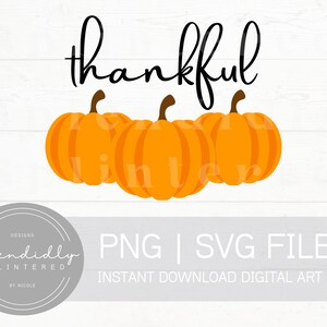 以下が含まれることがあります： 黒い筆記体で「thankful」という言葉と、その下に3つのオレンジ色のカボチャが描かれたデジタルデザイン。秋のクラフトや感謝祭のクラフトに最適です。