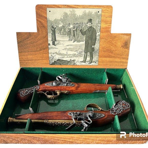 Set of 2 18th Century Deluxe Deuling Flintlock Pistols in Gift/Presentation Box