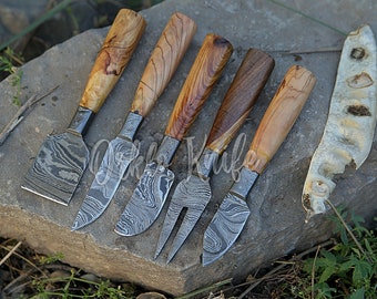 Ensemble de 5 couteaux à fromage damas faits main avec manche en bois d'olivier, cadeau d'anniversaire, couteau à steak, cadeau de garçon d'honneur, cadeau de Thanksgiving pour mari