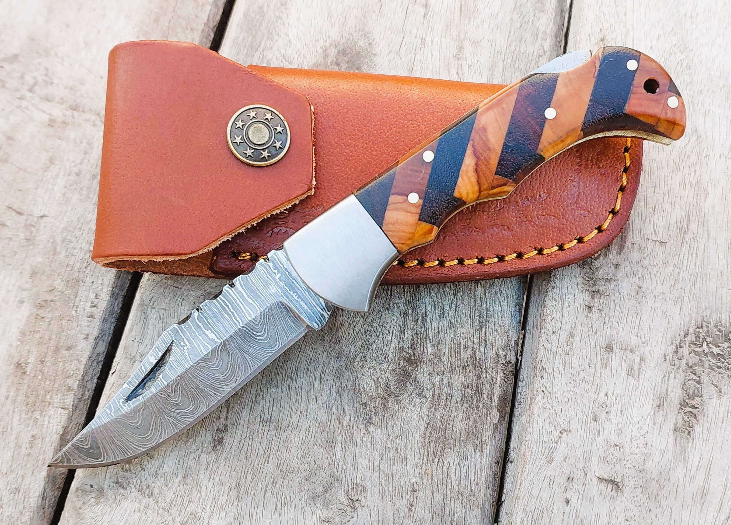 Handgemachtes Damast-Taschenmesser mit Olivenholzgriff, Geburtstagsgeschenk, Klappmesser, Bräutigamsmann-Geschenk, Jahrestag, Hochzeit, personalisiertes Geschenk für Männer
