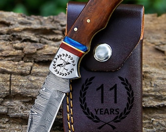 Navaja de bolsillo personalizada de acero de Damasco con mango de madera de palisandro. Regalo de cumpleaños. Navaja plegable. Regalo para padrinos de boda. Regalo de 12º aniversario. Regalo de boda. Regalo del Día del Padre.