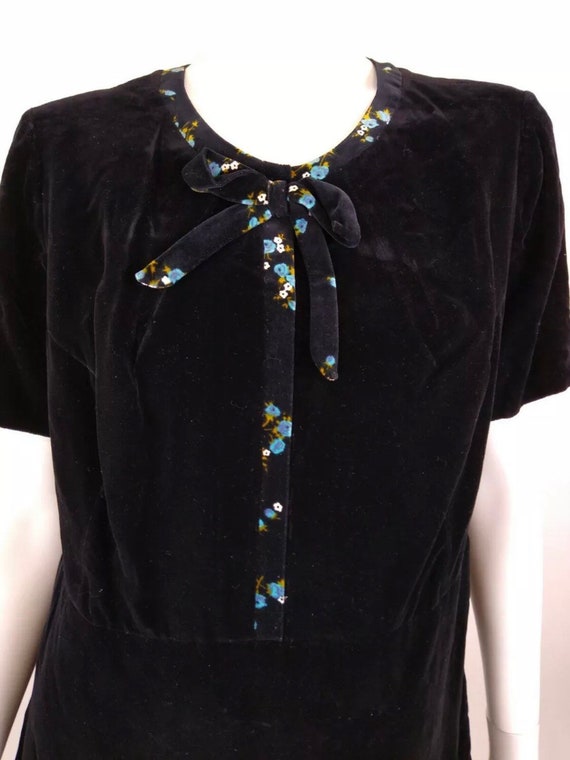 Vintage 1960s black floral velvet retro dress wit… - image 2