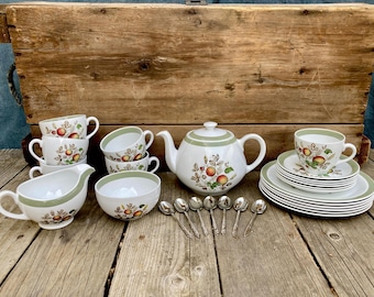 Vintage Alfred Meakin “Hereford” Tea Set – Staffordshire England – 16-Piece Fruit & Green Rim Collection