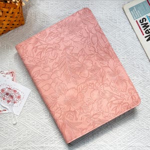 Portafolio de cuero repujado para mujer, portafolio de cuero rosa, portafolio personalizado con cremallera, cubierta de carpeta A4, regalo de graduación, regalo de empresa