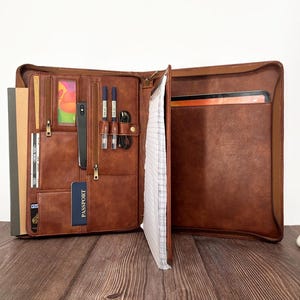 Personalisierte Leder Mappe für Männer, Leder Padfolio mit Tablet Halter, Benutzerdefinierte Name & Logo Business Geschenk