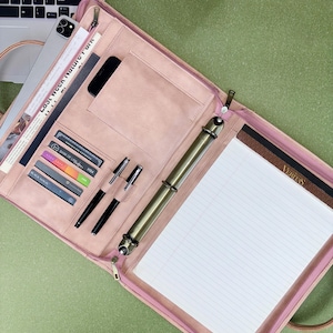 以下が含まれることがあります： 黒いハンドルと「But First, Coffee」のテキストが黒い太字で書かれた白いセラミックマグ。マグは白い表面にあります。