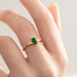 Anel central de pedra baguete verde esmeralda de ouro 14K - deslumbrante pedra verde para noivado, promessa, casamento, aniversário, presente de Páscoa para ela