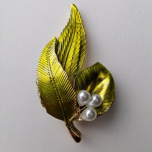 Green leaf brooch, Vintage white pearl brooch, Gift for her, Large statement brooch, Plant brooch pin, Costume jewelry for girlfriend wife