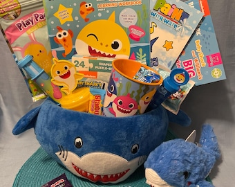 CESTA DE REGALO DE BABY SHARK: Libros de actividades, vaso, rompecabezas, arcilla y sellos, libro, set de pintura, pegatinas; tiburón de peluche, burbujas, set de tizas, Skittles+
