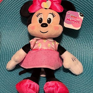 CESTA DE MINNIE MOUSE: MUÑECA, taza, libros de actividades, pulseras y dije, pegatinas, juego de tizas, paquete de juego, juego de actividades, plastilina Play-Doh, burbujas, Skittles imagen 3