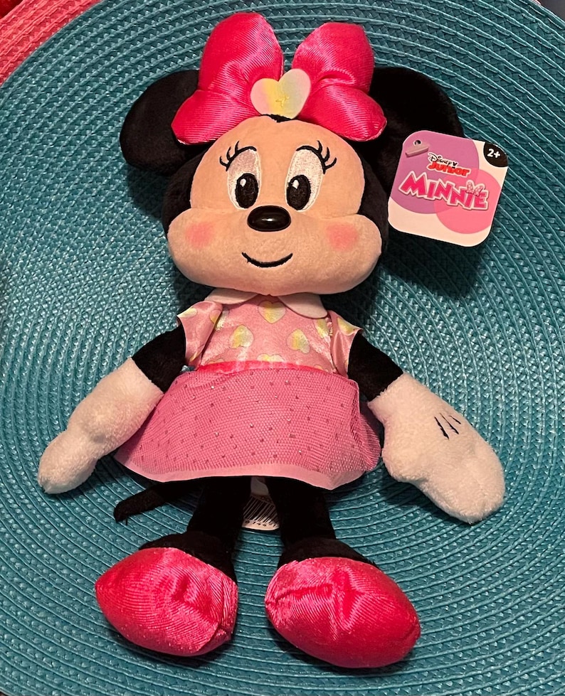 CESTA DE MINNIE MOUSE: MUÑECA, taza, libros de actividades, pulseras y dije, pegatinas, juego de tizas, paquete de juego, juego de actividades, plastilina Play-Doh, burbujas, Skittles imagen 3
