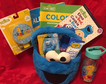 Regalo de Cookie Monster: botella de agua, luz nocturna, arcilla, libros de actividades: colores y alfabeto, juguete, burbujas, plastilina Play-Doh, cartas, Skittles, Funables+