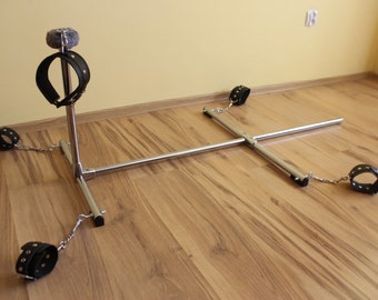 BDSM schandpaal, BDSM kruis, aandelen, lederen handboeien, bondage, slavernij, zweep, flogger, kraag.