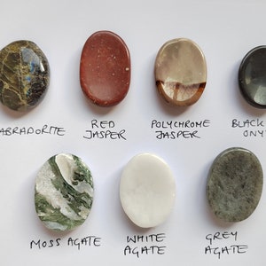 Pu&ograve; includere: Assortimento di otto pietre ovali levigate, tra cui labradorite, diaspro rosso, diaspro policromo, onice nero, agata muschiata, agata bianca e agata grigia. Ogni pietra &egrave; etichettata con il suo nome.