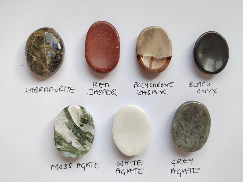 Pu&ograve; includere: Assortimento di otto pietre ovali levigate, tra cui labradorite, diaspro rosso, diaspro policromo, onice nero, agata muschiata, agata bianca e agata grigia. Ogni pietra &egrave; etichettata con il suo nome.