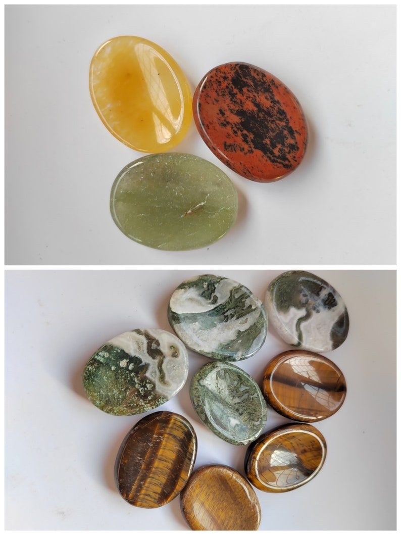 Pu&ograve; includere: Assortimento di pietre ovali levigate in vari colori e motivi, tra cui verde, marrone, bianco e rosso. Le pietre sono lisce e hanno una finitura naturale e lucida.
