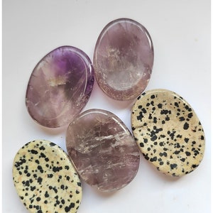 Pu&ograve; includere: Assortimento di pietre ovali levigate, tra cui ametista, occhio di tigre, diaspro dalmata e agata muschiata. Le pietre sono lisce e presentano una variet&agrave; di colori e motivi.