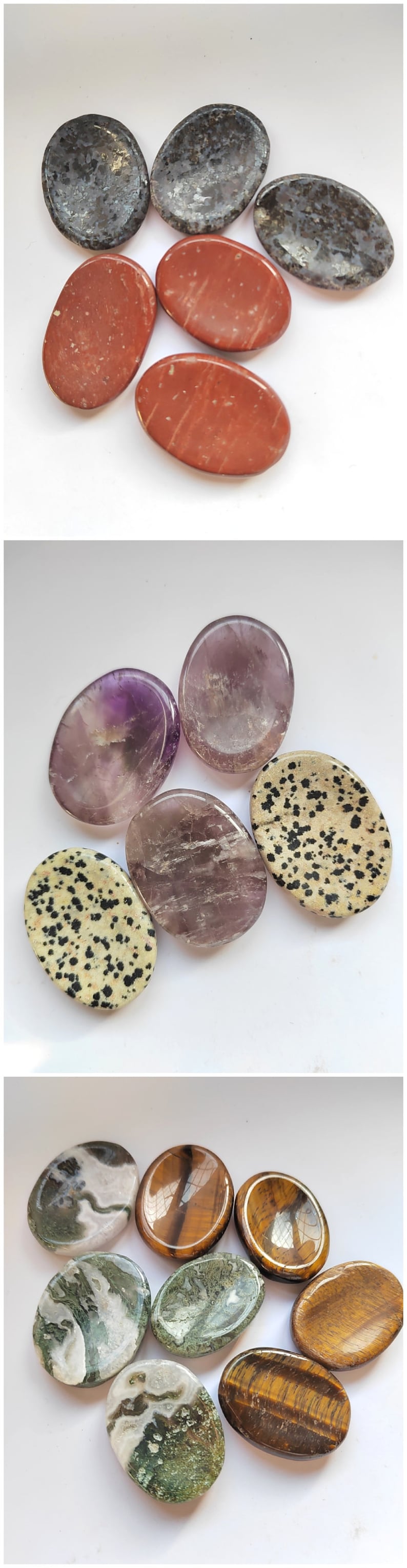 Pu&ograve; includere: Assortimento di pietre ovali levigate, tra cui ametista, occhio di tigre, diaspro dalmata e agata muschiata. Le pietre sono lisce e presentano una variet&agrave; di colori e motivi.