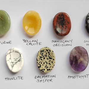 Pu&ograve; includere: Otto pietre ovali lucidate, ciascuna con un colore e un motivo diverso. Le pietre sono etichettate con i loro nomi: Aventurina, Calcite gialla, Ossidiana mogano, Ossidiana fiocco di neve, Howlite, Jaspe dalmata, Ametista.