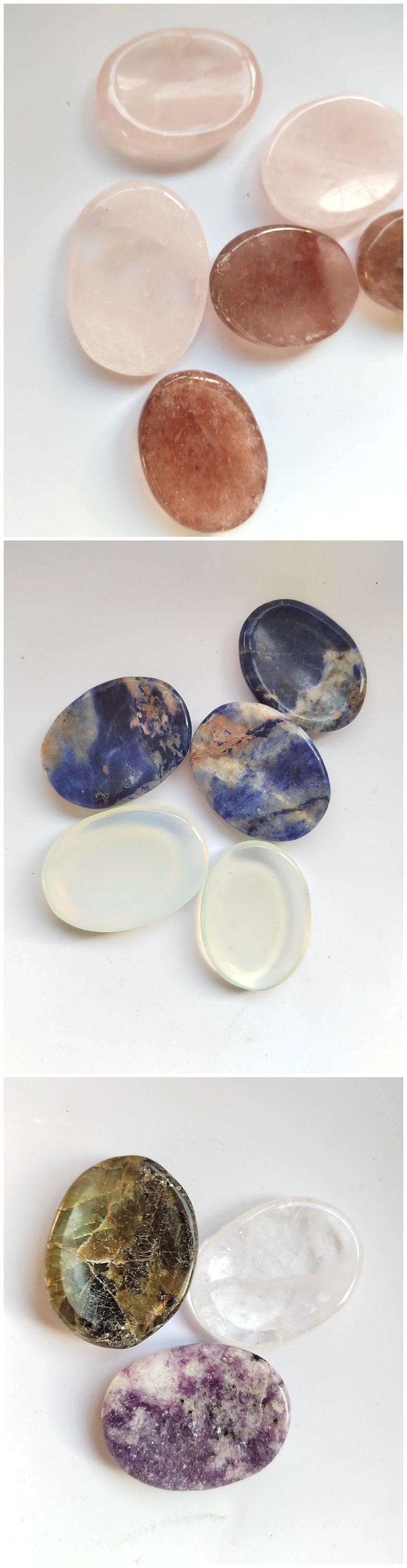 Pu&ograve; includere: Assortimento di pietre ovali levigate in vari colori, tra cui rosa, marrone, blu, bianco, verde e viola. Le pietre sono lisce e hanno una finitura naturale e lucida.