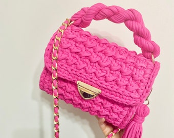 Bolso de hombro rosa tejido a mano con cadena dorada