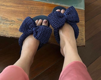 Sandali con fiocco in maglia: infradito boho blu navy