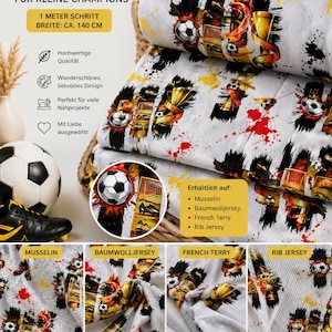 Könnte beinhalten: Weißer Stoff mit Fußballmotiv, mit Fußbällen, Trophäen und Toren. Der Stoff hat rote und schwarze Spritzer. Der Text "GOAL TIME" und "FÜR KLEINE CHAMPIONS" ist sichtbar. Der Stoff ist 1 Meter mal 140 cm groß.