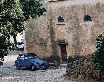 HD Citroen 2cv en Italia Pequeño adoquinado paisaje urbano Escena Descargar Art Deco Letra grande Jpg A4 A3 Inicio Fotos de archivo Libre de derechos