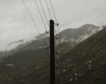 Foggy Mountain Electrical Powerline Blanco y Negro Paisaje Escena Descargar HD Art Deco Letra grande jpg A4 A3 Inicio Fotos de archivo Libre de Derechos