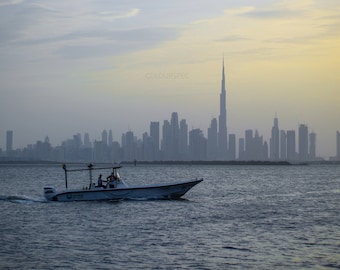 Rascacielos por mar Gris Niebla Ciudad distante River Bank Town Scene Descargar HD Art Deco Large Print Jpg A4 A3 Home Fotos de archivo Libres de derechos