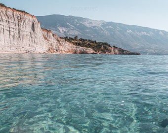Acantilados blancos sobre el mar Agua clara Cerdeña Montañas Paisaje Escena Descargar HD Art Deco Letra grande Jpg A3 Inicio Fotos de archivo Libre de derechos