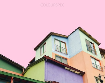 Colorida casa mexicana de dos pisos Rosa Azul Naranja Escena HD Art Deco Letra grande Jpg A4 A3 Home Fotos de archivo Libres de derechos