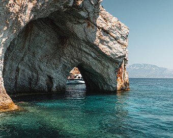 Sea Cliffs Archway Rocks Party Boat Holiday Beach Landscape Scene Descargar HD Art Deco Large Print Jpg A4 A3 Home Fotos de archivo Libres de derechos