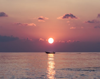 Puesta de sol sobre el mar Aguas tranquilas Pequeña lancha a motor Roja rosa Sunrise Escena HD Art Deco Impresión grande jpg A4 A3 Inicio Fotos de archivo Libre de derechos