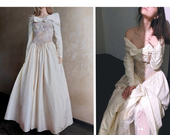 LAURA ASHLEY Vintage 80er Jahre Seide + Gobelin, seltenes Hochzeitskleid aus der Elfenbeinkollektion mit Schnürung und Schleife. Viktorianisches / mittelalterliches Brautkleid. Großbritannien 10