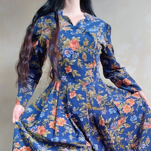 LAURA ASHLEY Винтаж 80-х годов редкое очаровательное темно-синее официальное теплое микро-вельветовое цветочное платье с рукавами-фонариками. Платье в стиле Ренессанс викторианской эпохи Великобритания 16
