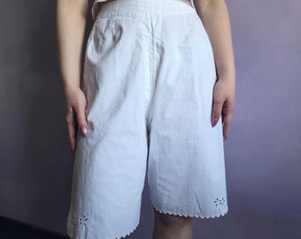Bloomer vintage en coton blanc, longueur genou avec fente à l'entrejambe et bordure en dentelle