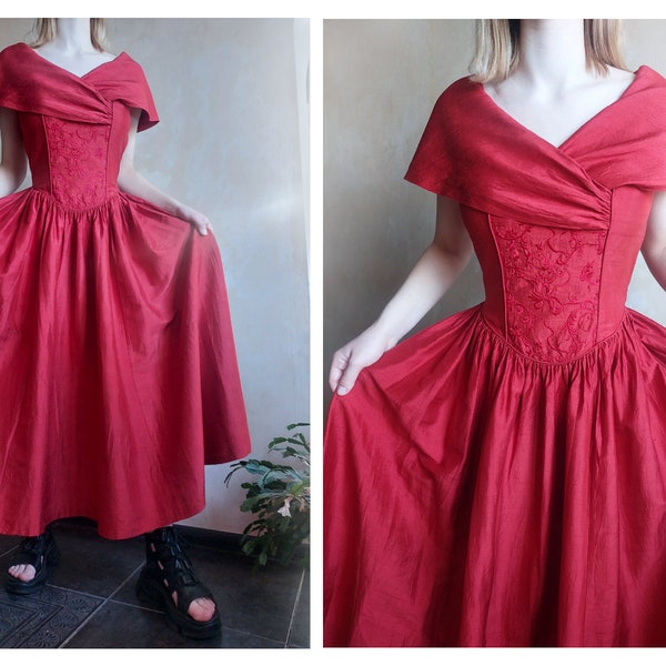 Robe rouge élégante en soie LAURA ASHLEY vintage des années 80 avec col châle et broderie florale. Robe de bal victorienne. Royaume-Uni 12