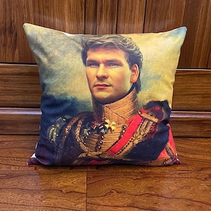 Puede incluir: Una almohada decorativa con un retrato de estilo vintage de un hombre con uniforme militar. La almohada presenta un fondo colorido con un aspecto descolorido y antiguo.