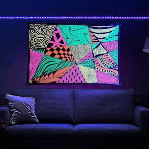 Korsningar - Fluorescerande svartljus-tapet. Fjädrar, cirklar, linjer, kvadrater och andra former som korsar varandra.