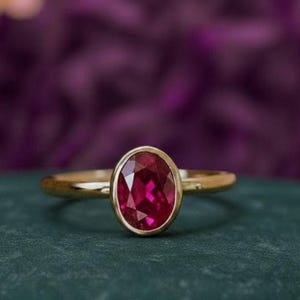Ovalslipad förlovningsring med röd rubin, solitärring med bezel och födelsesten i juli, brudsmycken i 14k guld med röd ädelsten för kvinnor, ring med alla hjärtans dag-dekoration