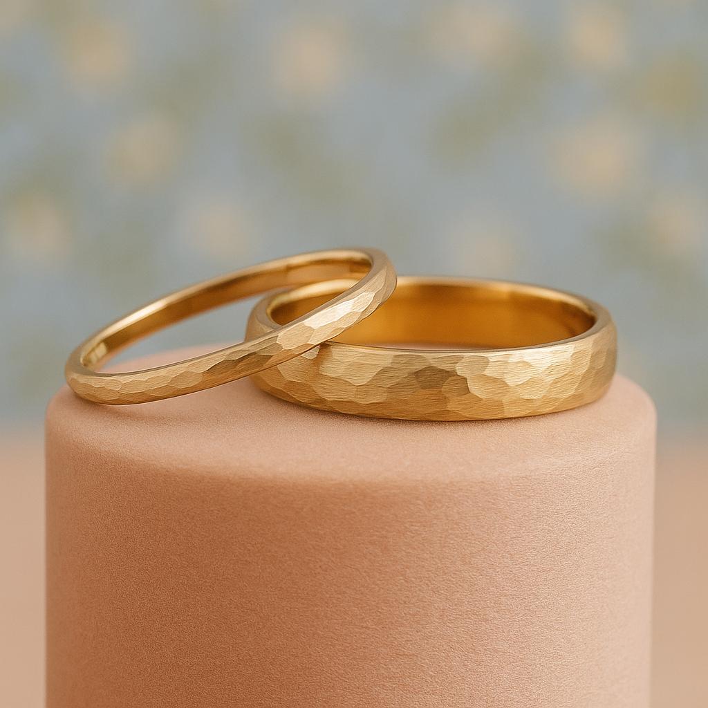 14k Solid Gold Gehämmert Ehering Set | Seine und Ihre Bands | 2 mm & 4 mm Ring Set | Zierliche silberne Promise Bands mit kostenloser Gravur
